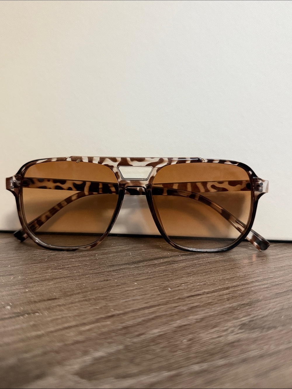Women’s Tortoiseshell Sunglasses - Brown Gradient Lenses - Picture 8 of 8